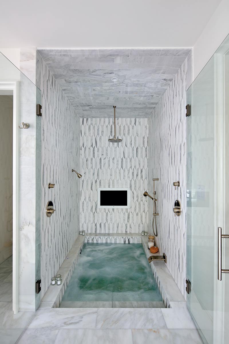 Luxurious white shower/tub