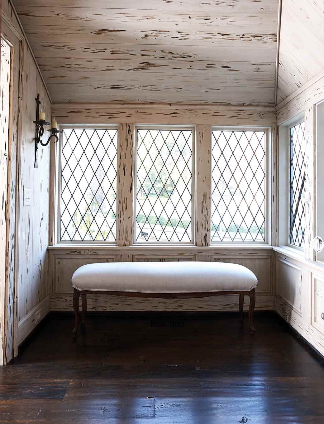 Open room with 3 lattice windows