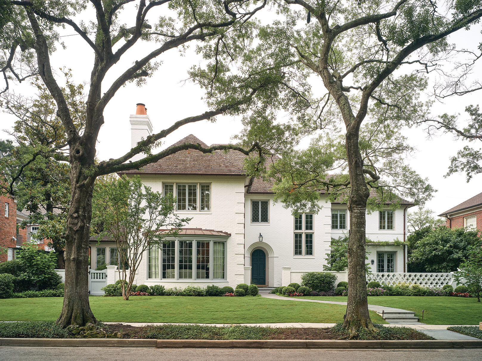 A Garden-Rooted River Oaks Residence Designed for Front-Yard Living