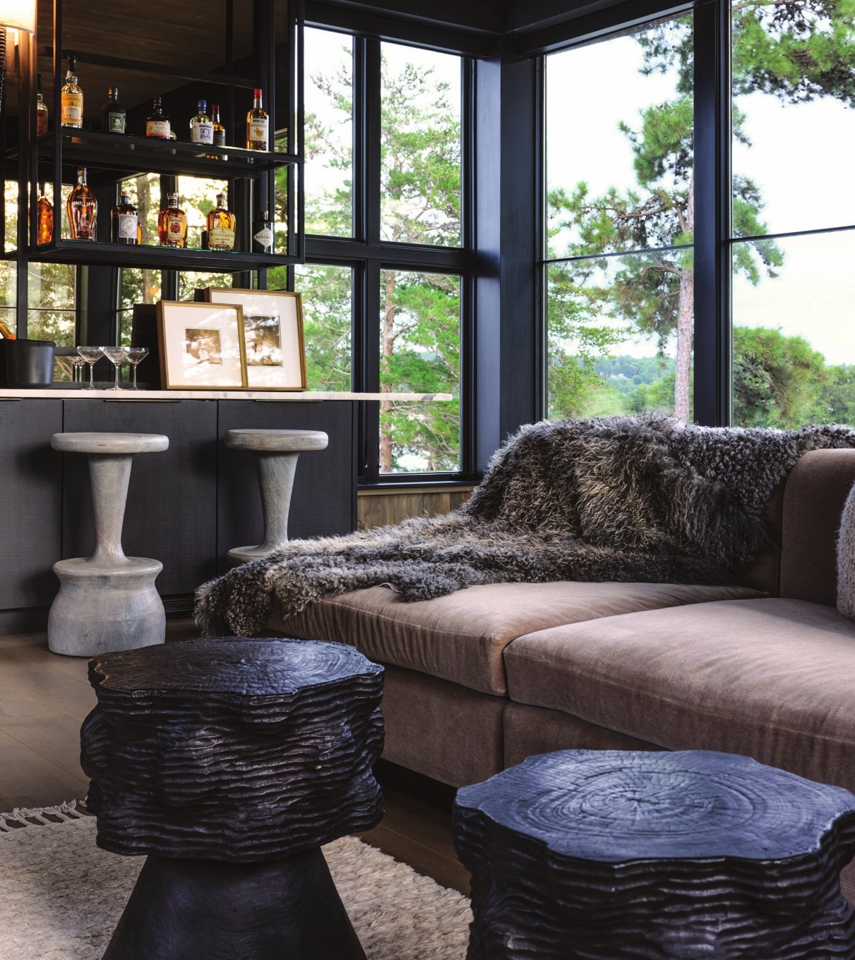 The third-story watchtower offers a veritable bird’s nest for entertaining, with a bar area and cozy seating from Douglass Workroom.